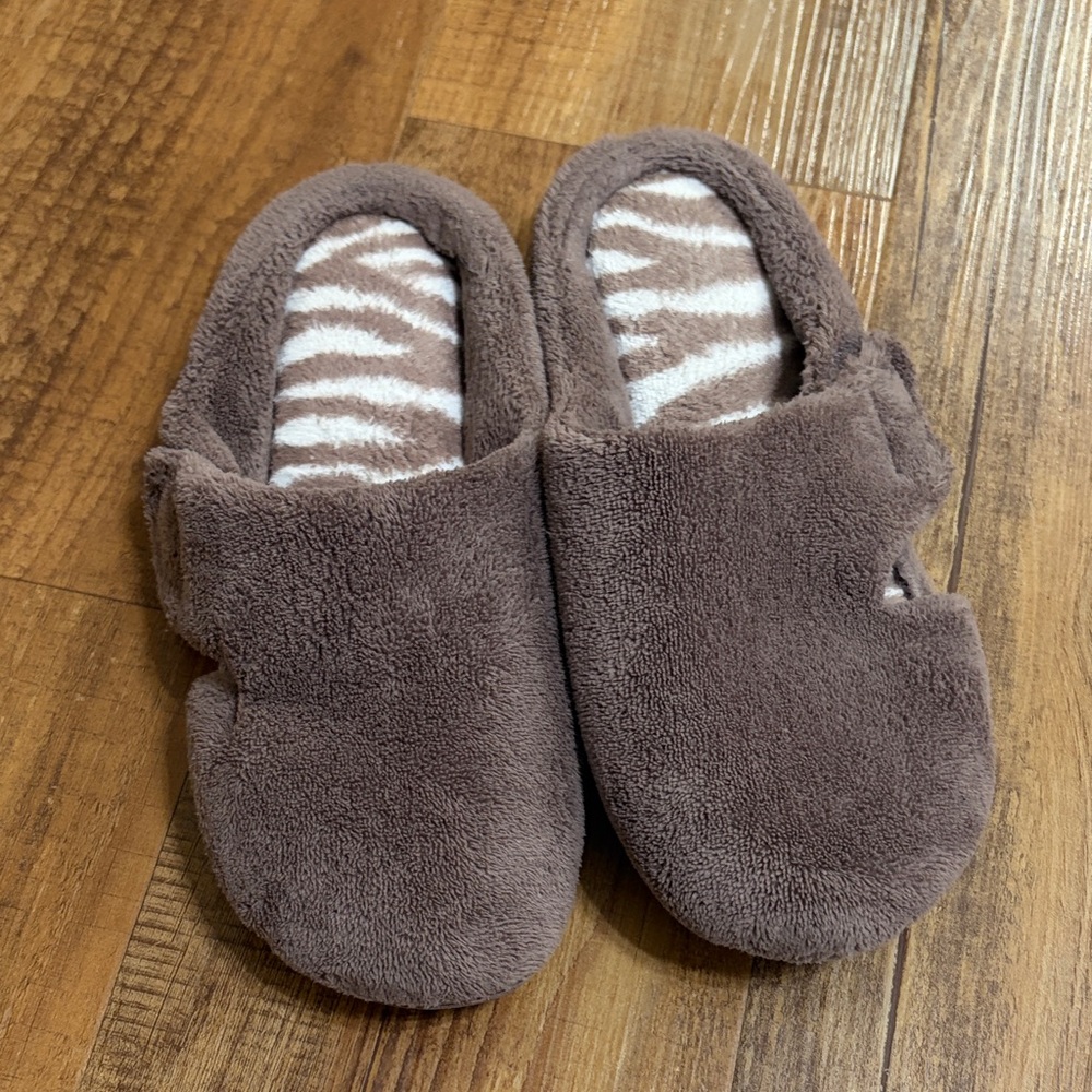Dearfoams taupe Cozy Fuzzy memory foam Slippers size 9-10